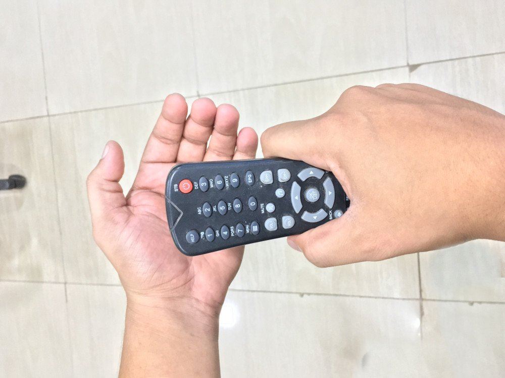 kenapa remote tv jadi ok lepas ketuk-ketuk belakang dia?
