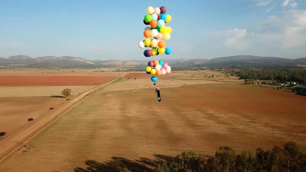  lelaki ini terbang bersama 100 biji belon sama macam dalam filem up