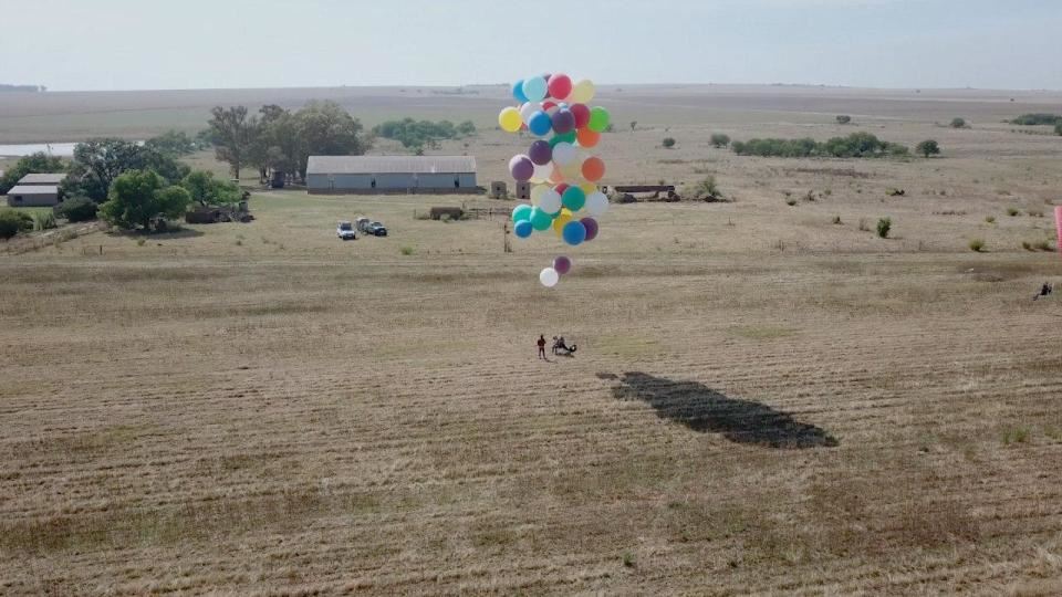  lelaki ini terbang bersama 100 biji belon sama macam dalam filem up