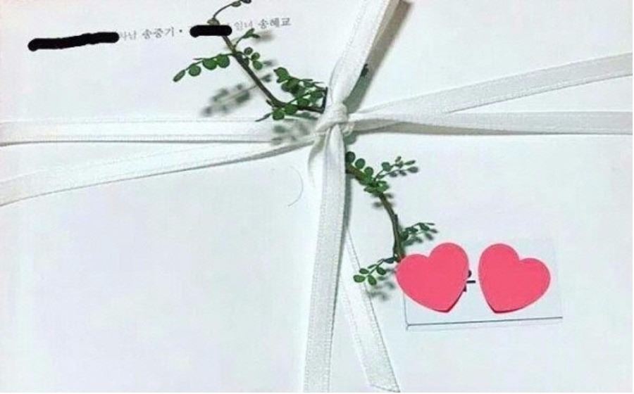 peminat anggap kad kahwin song joong ki dan song hye kyo terlalu simple