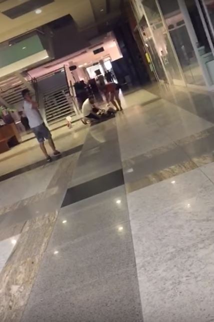 wanita ini tumbuk muka sendiri selepas tengok filem annabelle