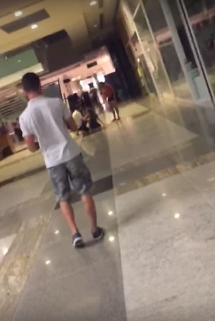 wanita ini tumbuk muka sendiri selepas tengok filem annabelle