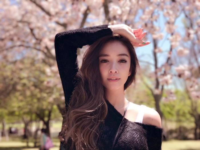 nampak macam gadis 20-an, tapi ini foto mak bersama anak-anaknya