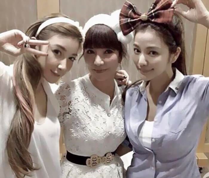 nampak macam gadis 20-an, tapi ini foto mak bersama anak-anaknya