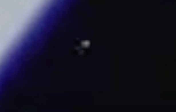 satelit angkasa berjaya tangkap imej aneh dengan antena dibelakang angkasawan