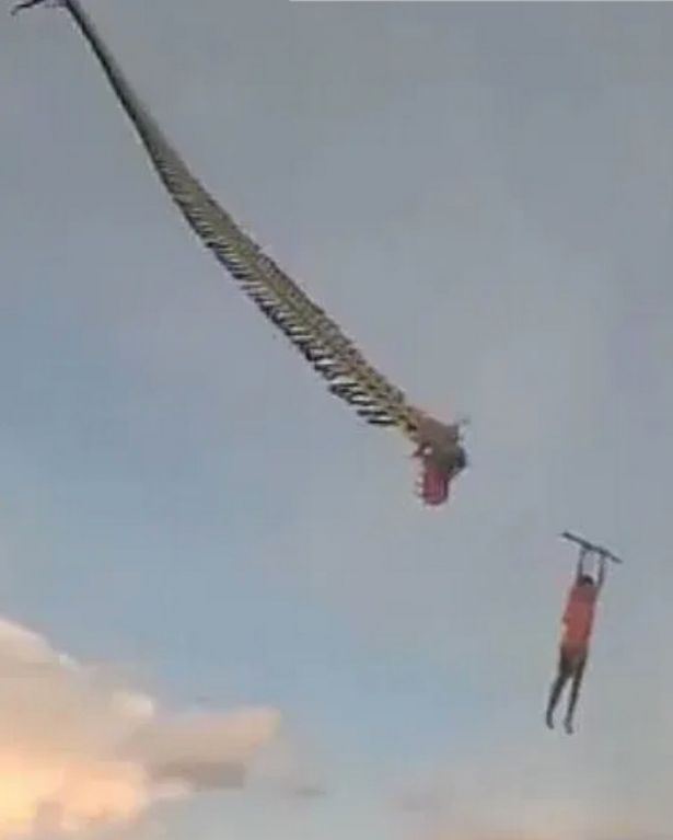 budak nyaris maut terbang ditarik layang-layang gergasi