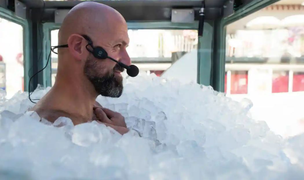 lelaki ini cipta rekod berdiri 2 jam 30 minit 57 saat dalam kotak ais