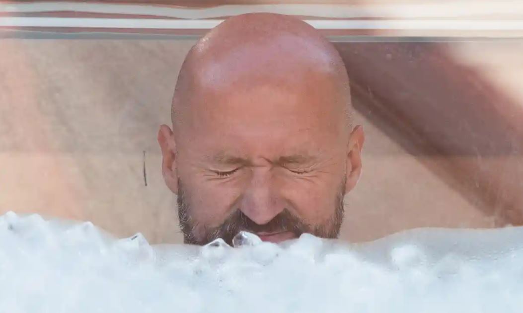 lelaki ini cipta rekod berdiri 2 jam 30 minit 57 saat dalam kotak ais