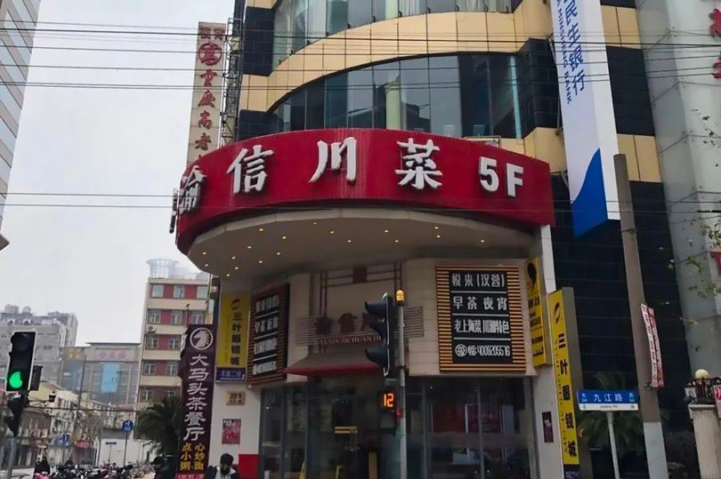 pelanggan terkejut jumpa face mask dalam makanan dipesan bungkus dari kedai