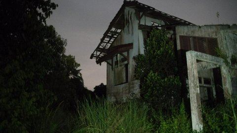 indonesia denda rakyat degil kuarantin dengan kurung mereka dalam rumah berhantu