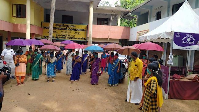 india buat social distancing guna payung yang dibuka, 