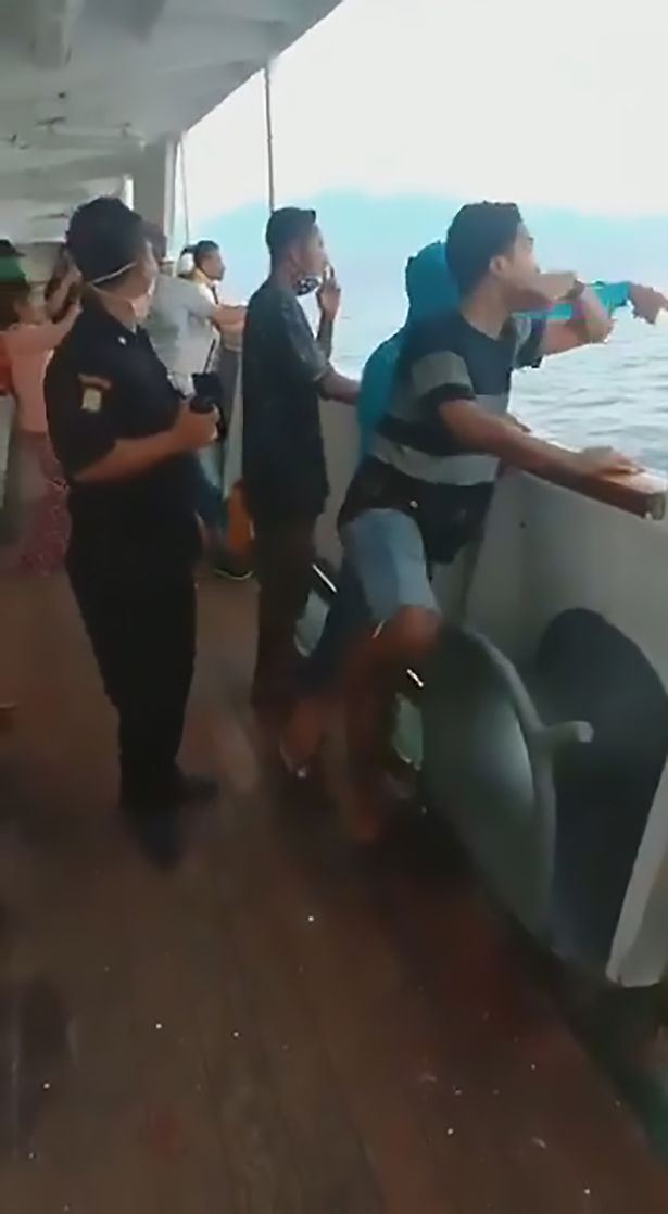 penumpang sanggup terjun laut lepas petugas feri tunjuk simptom covid-19