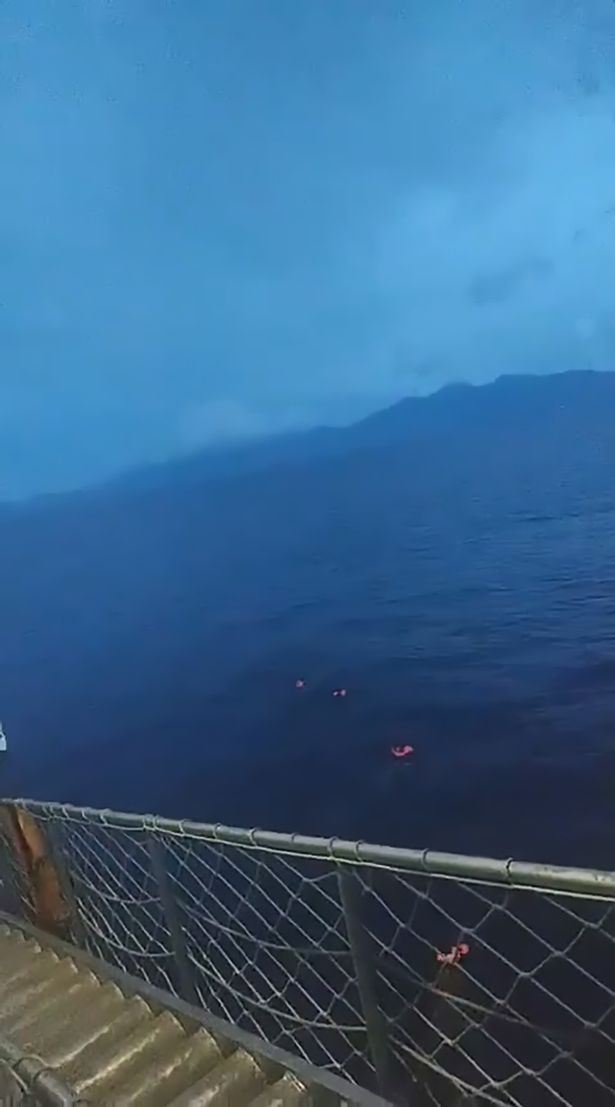 penumpang sanggup terjun laut lepas petugas feri tunjuk simptom covid-19