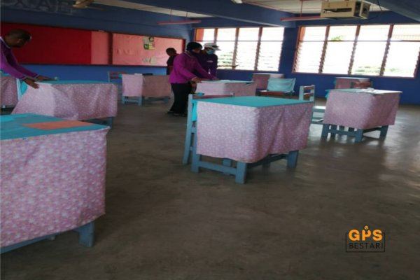 sekolah dah mula buat persiapan awal, kerusi meja disusun ikut sop