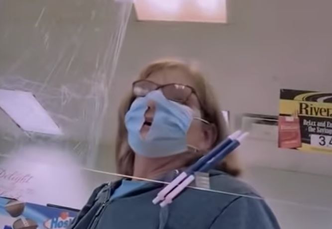 wanita buat lubang pada topeng muka sebab susah nak bernafas