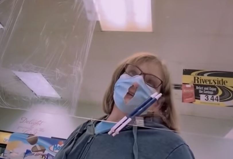 wanita buat lubang pada topeng muka sebab susah nak bernafas