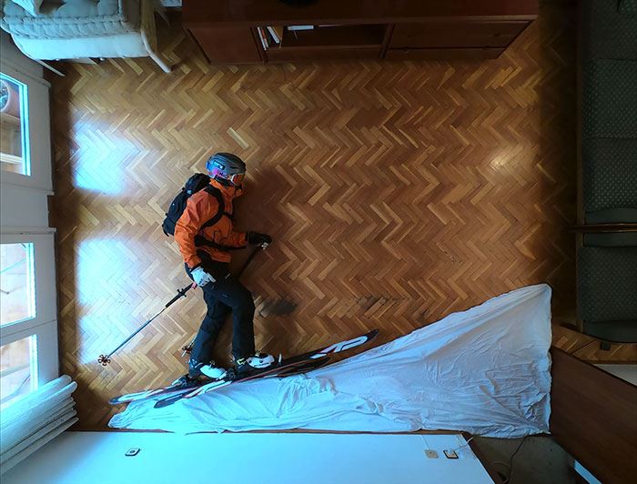 lelaki selamba main ski dalam rumah hilangkan rasa bosan berkurung