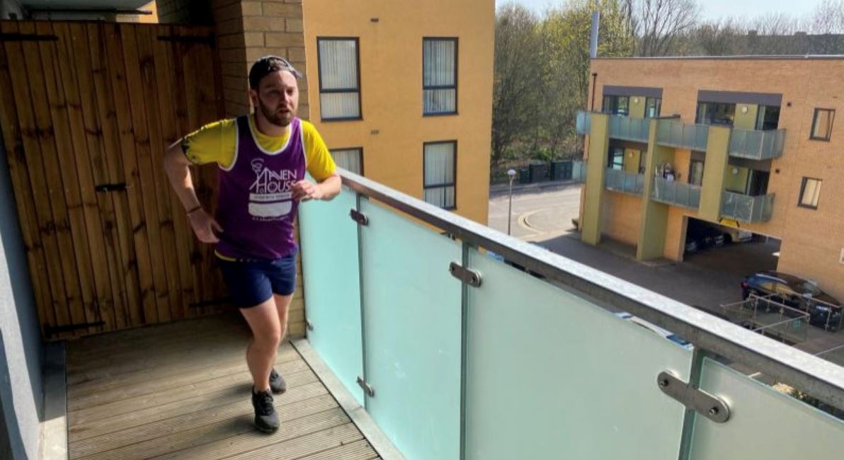 tak boleh keluar, lelaki buat marathon lari 7,000 kali di balkoni rumah