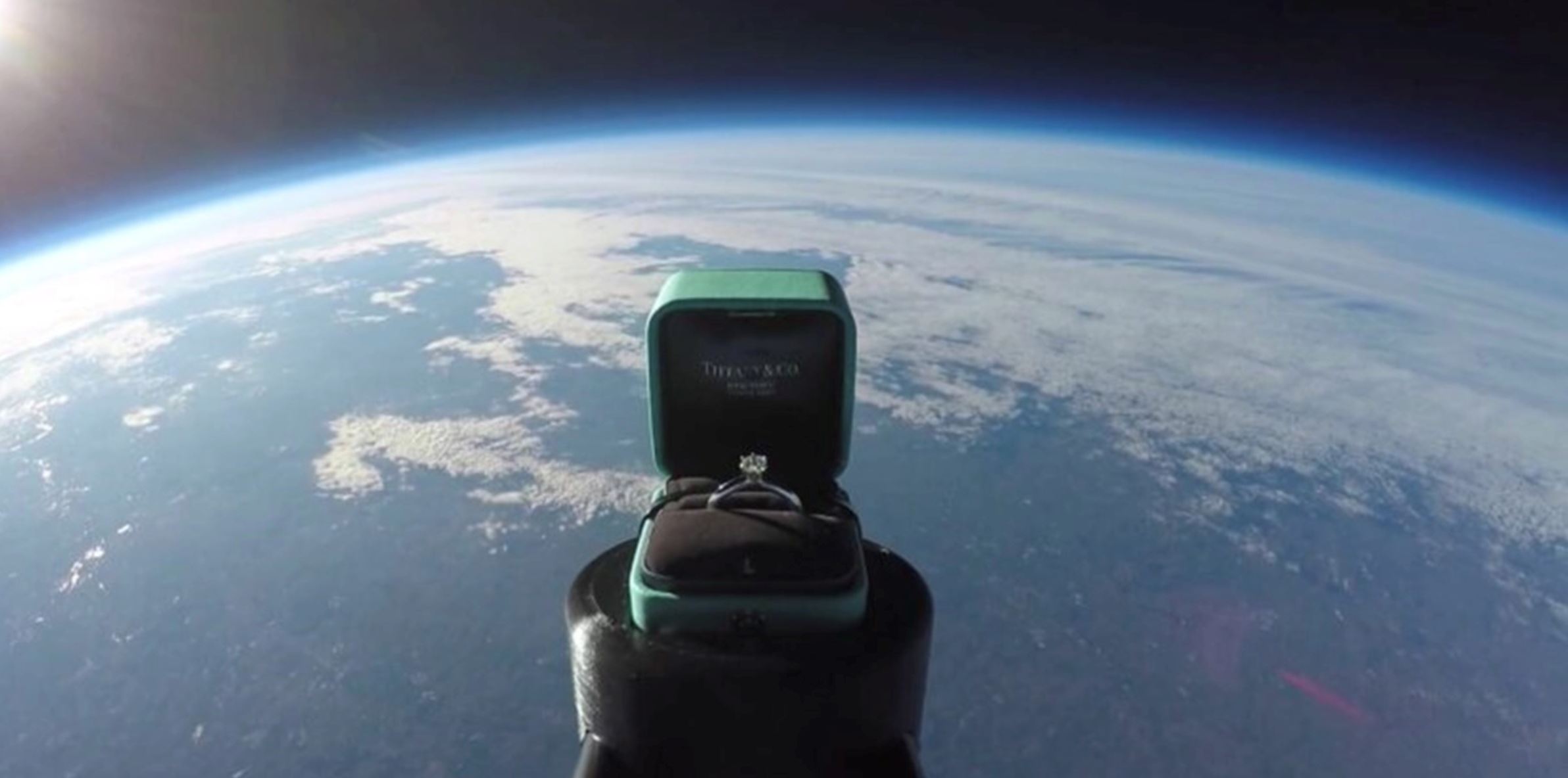 lelaki lamar kekasih dengan terbangkan cincin ke angkasa, 