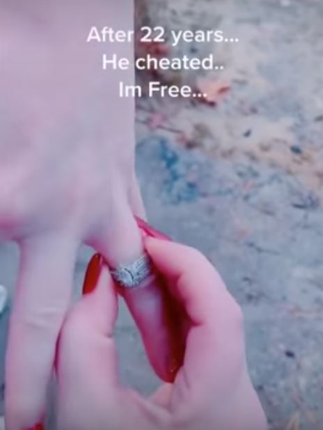 lelaki sanggup menyelam demi dapatkan cincin yang telah dibuang wanita