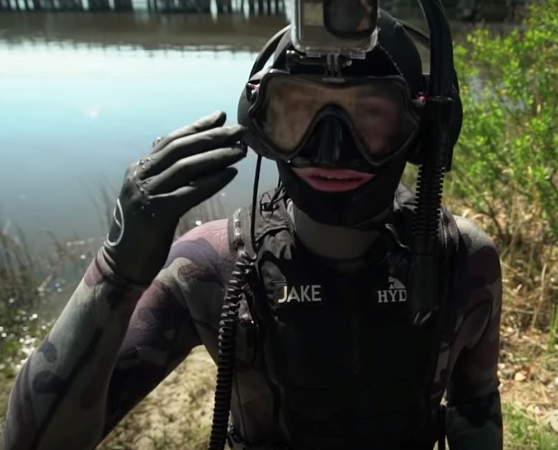 lelaki sanggup menyelam demi dapatkan cincin yang telah dibuang wanita