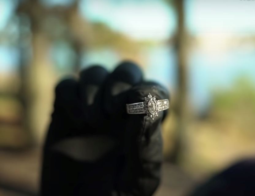 lelaki sanggup menyelam demi dapatkan cincin yang telah dibuang wanita