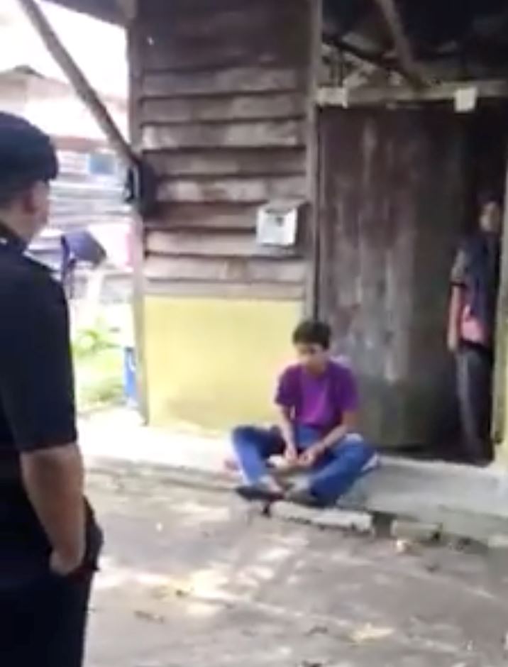 ibu terpaksa panggil polis sebab anak degil tak mahu duduk rumah diam-diam