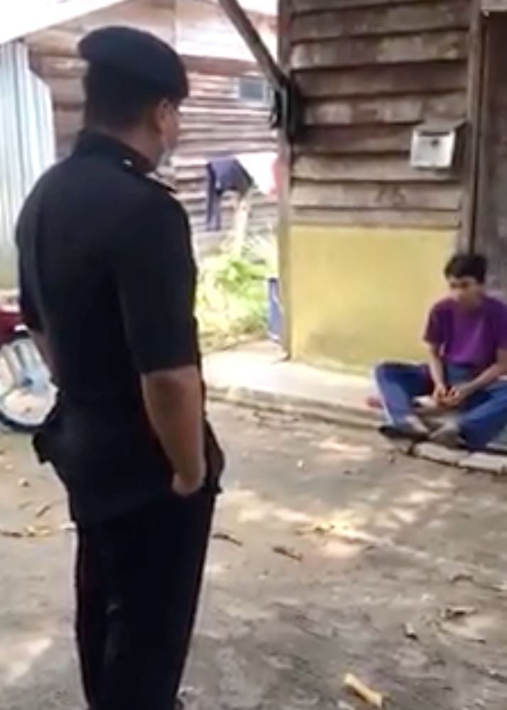 ibu terpaksa panggil polis sebab anak degil tak mahu duduk rumah diam-diam