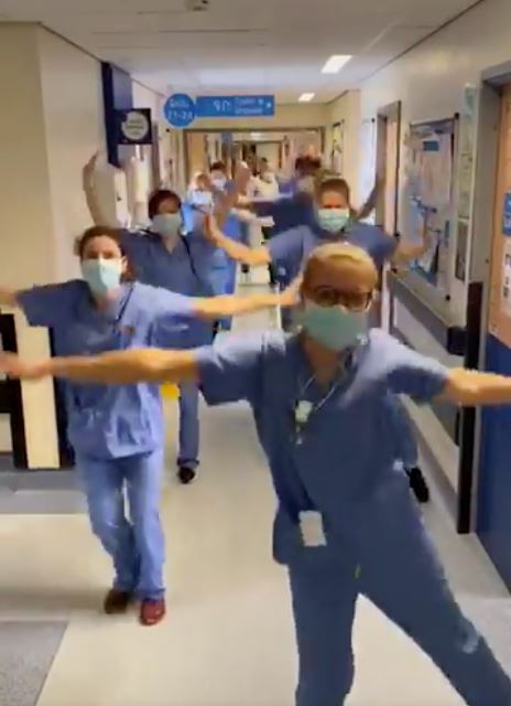 frontliner di uk menari tiktok untuk naikkan semangat pasukan hadapi covid-19