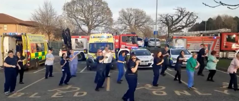 frontliner di uk menari tiktok untuk naikkan semangat pasukan hadapi covid-19