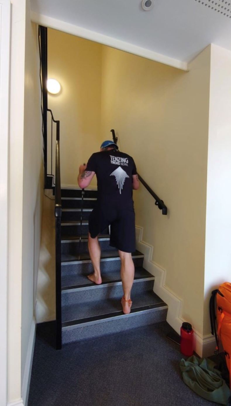 lelaki 51 tahun daki everest dengan hanya turun naik tangga rumah