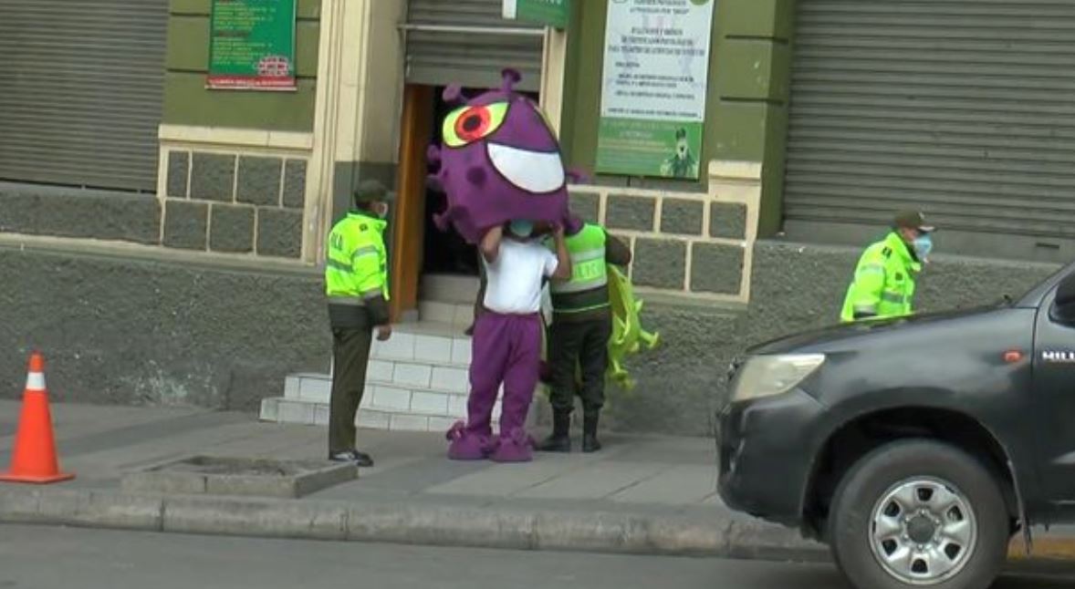 polis pakai kostum covid-19 takutkan rakyat masih berkeliaran ke sana ke sini