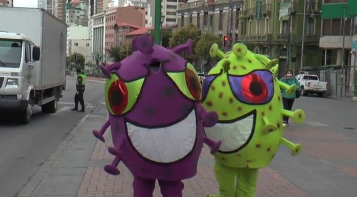 polis pakai kostum covid-19 takutkan rakyat masih berkeliaran ke sana ke sini