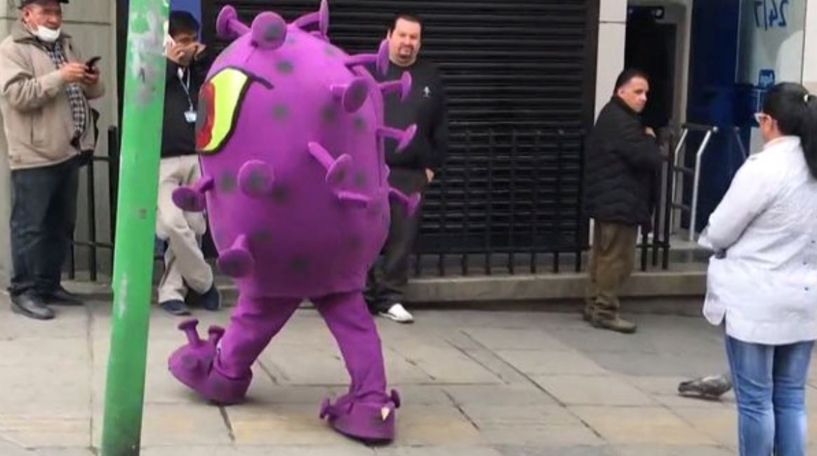 polis pakai kostum covid-19 takutkan rakyat masih berkeliaran ke sana ke sini