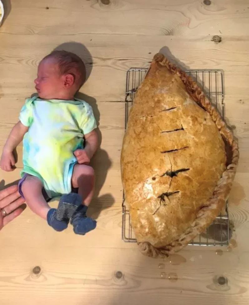 raikan anak baru lahir, bapa masak karipap besar bayi