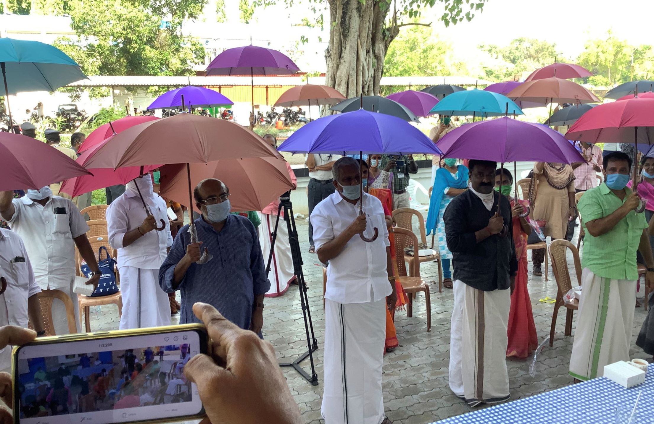 india buat social distancing guna payung yang dibuka, 