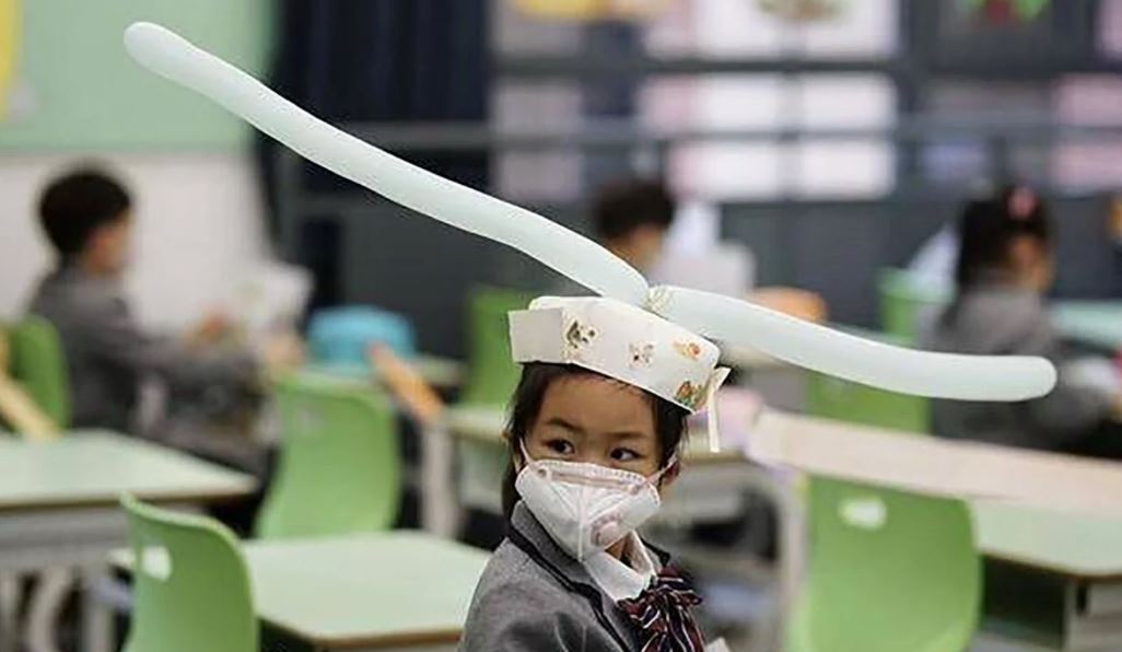 ilham dari kerabat dinasti song, china perkenal topi untuk pelajar sekolah kekal jarak selamat