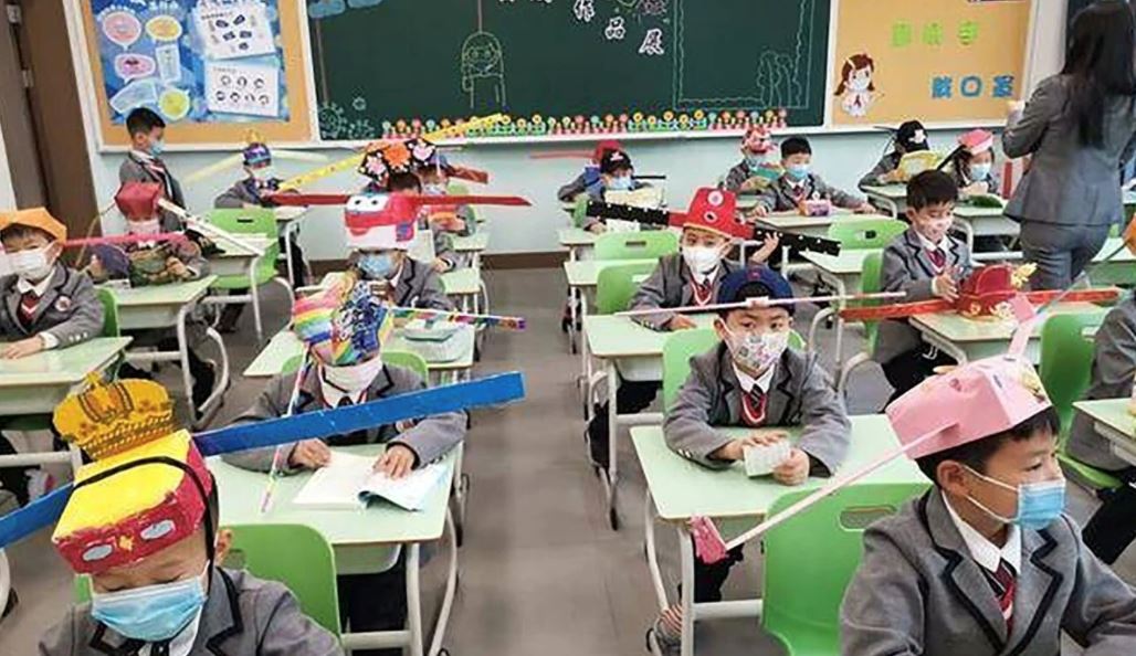 ilham dari kerabat dinasti song, china perkenal topi untuk pelajar sekolah kekal jarak selamat