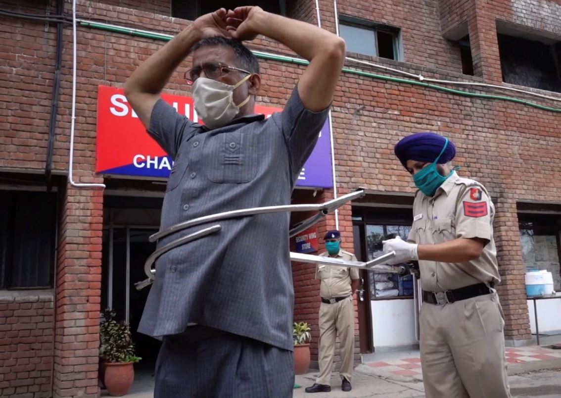 jaga jarak selamat, polis guna alat khas gari pesalah covid-19