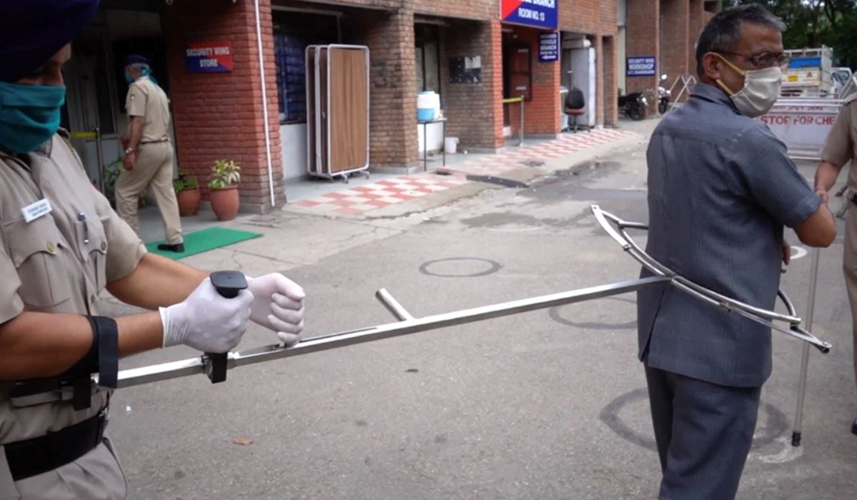 jaga jarak selamat, polis guna alat khas gari pesalah covid-19
