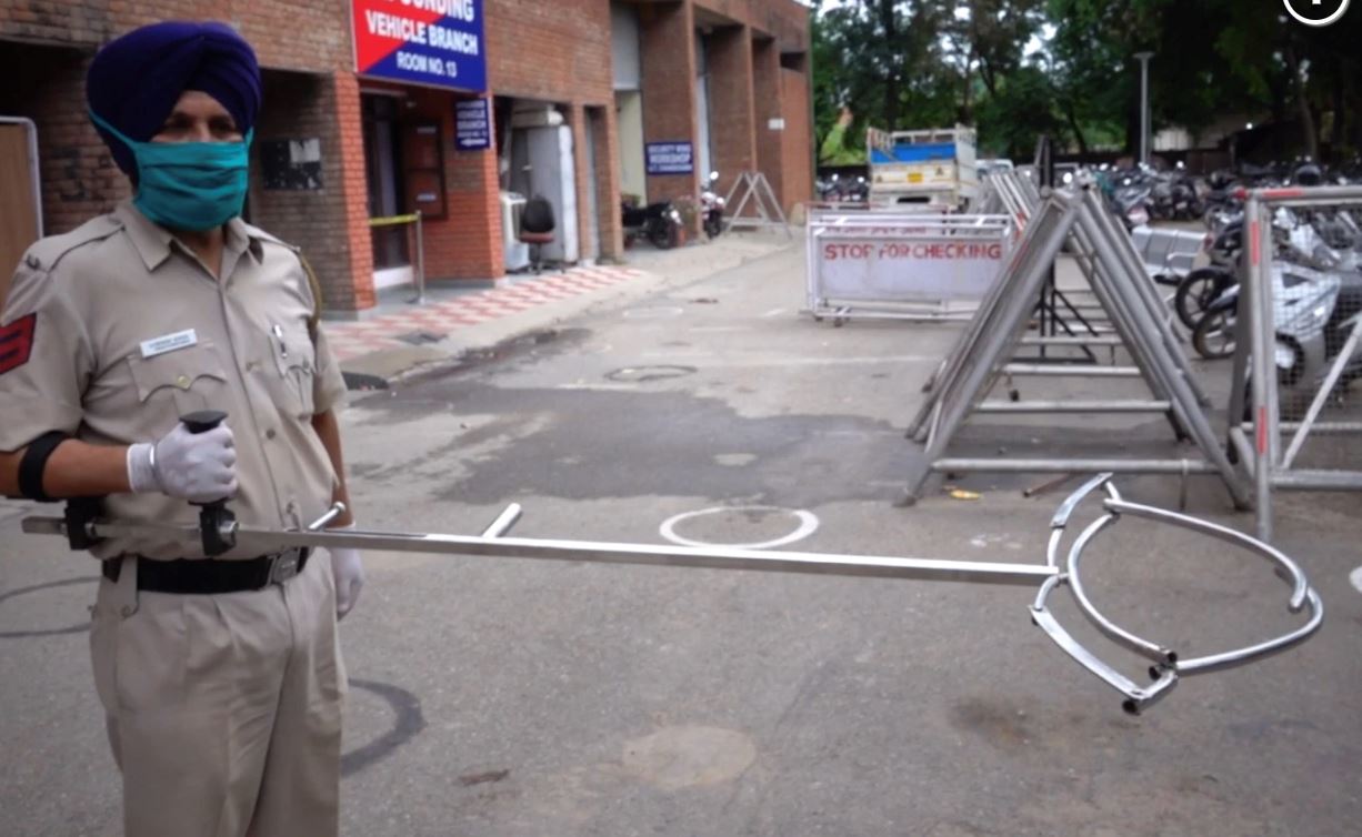 jaga jarak selamat, polis guna alat khas gari pesalah covid-19