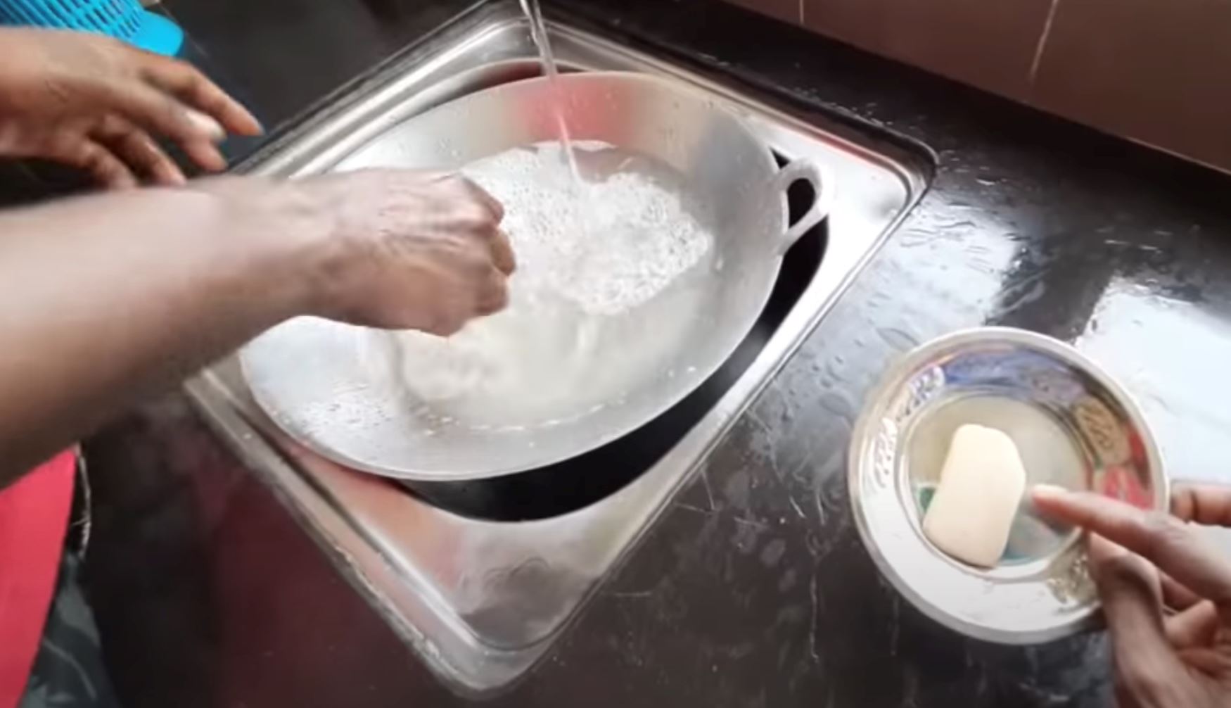 cara sugu pavithra cuci kuali sampai berkilat tarik perhatian ramai, senang je!