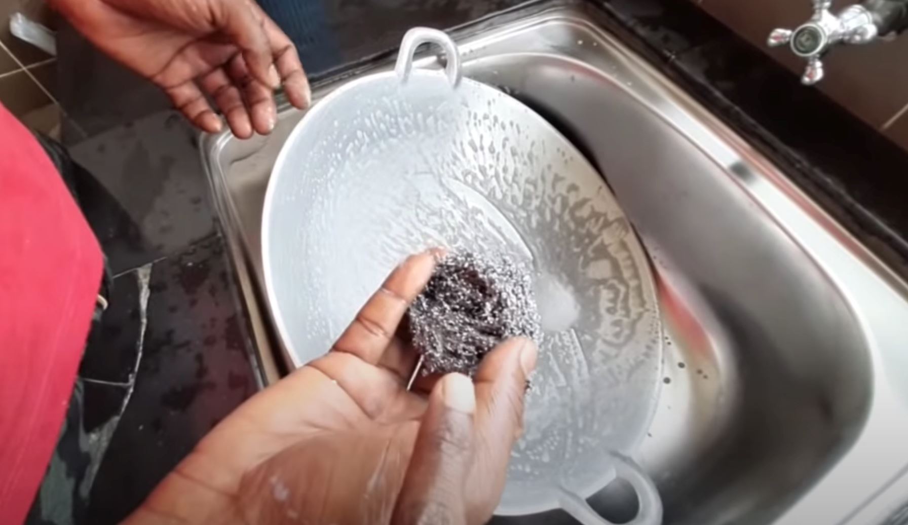 cara sugu pavithra cuci kuali sampai berkilat tarik perhatian ramai, senang je!