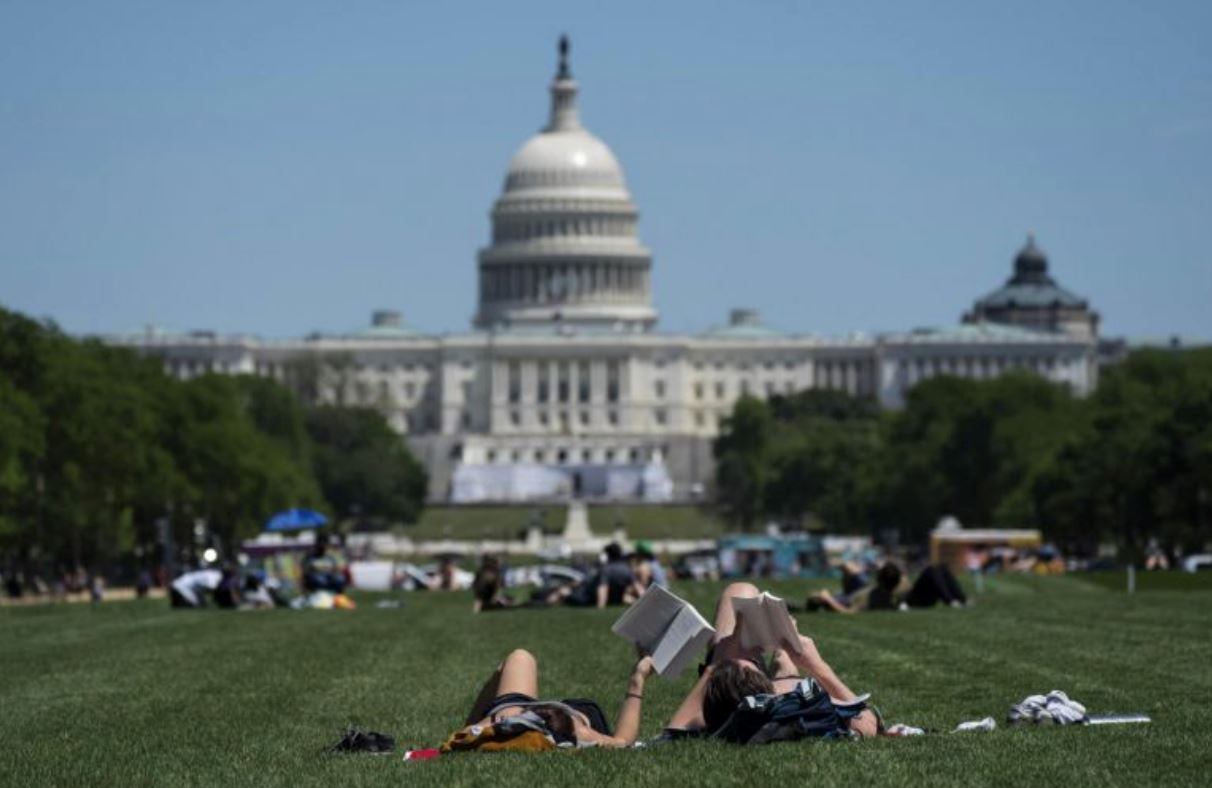 yakin diri kebal dari wabak, rakyat as adakan 