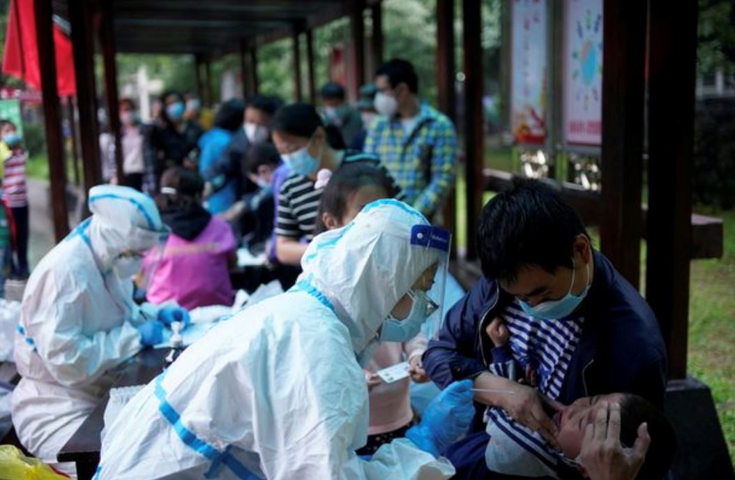 sentuh pakaian tercemar, pekerja dobi positif covid-19 dan jangkiti 12 mangsa lain