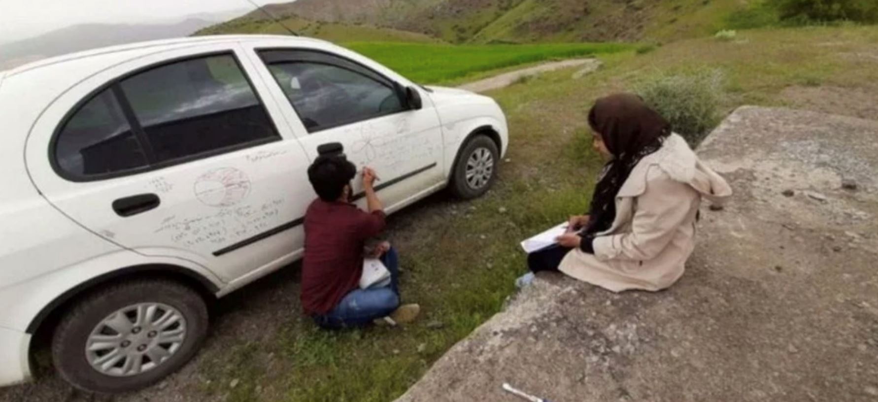 demi tanggungjawab, cikgu pandu kereta masuk kampung, badan kereta jadi whiteboard