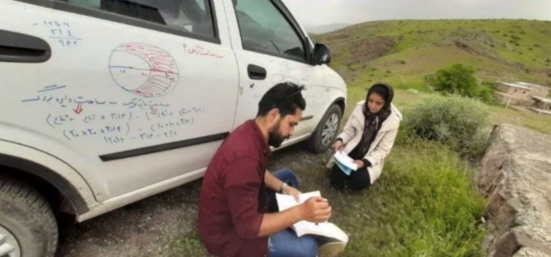 demi tanggungjawab, cikgu pandu kereta masuk kampung, badan kereta jadi whiteboard