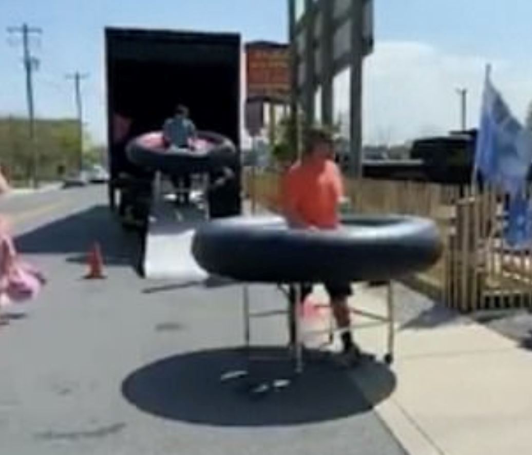 restoran guna kerusi meja unik kekal jarak selamat antara pelanggan