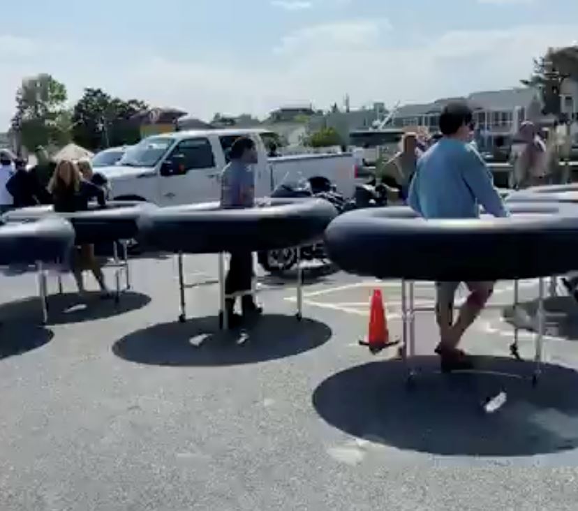 restoran guna kerusi meja unik kekal jarak selamat antara pelanggan