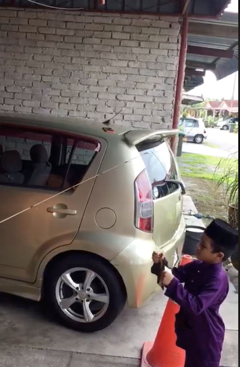 kekal jarak selamat, lelaki ini beri duit raya guna joran pancing